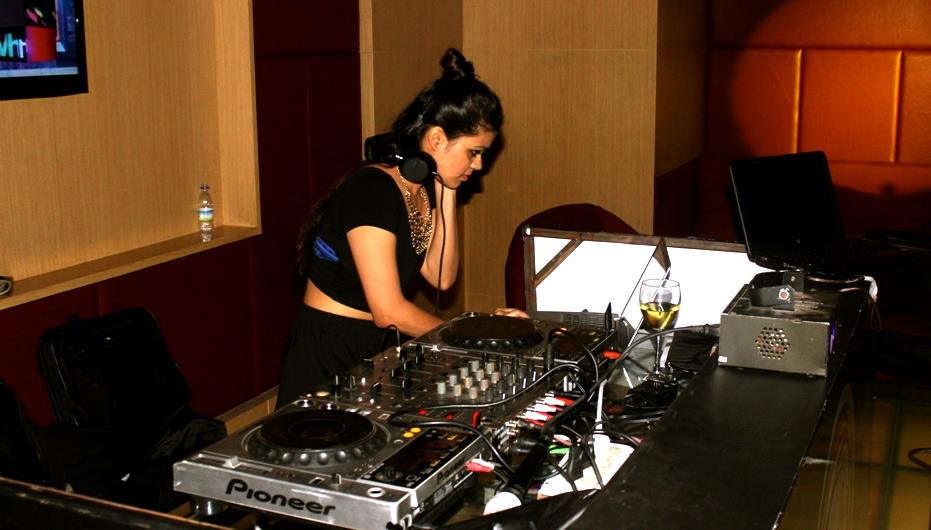 female disco jockey pimpri-chinchwad
